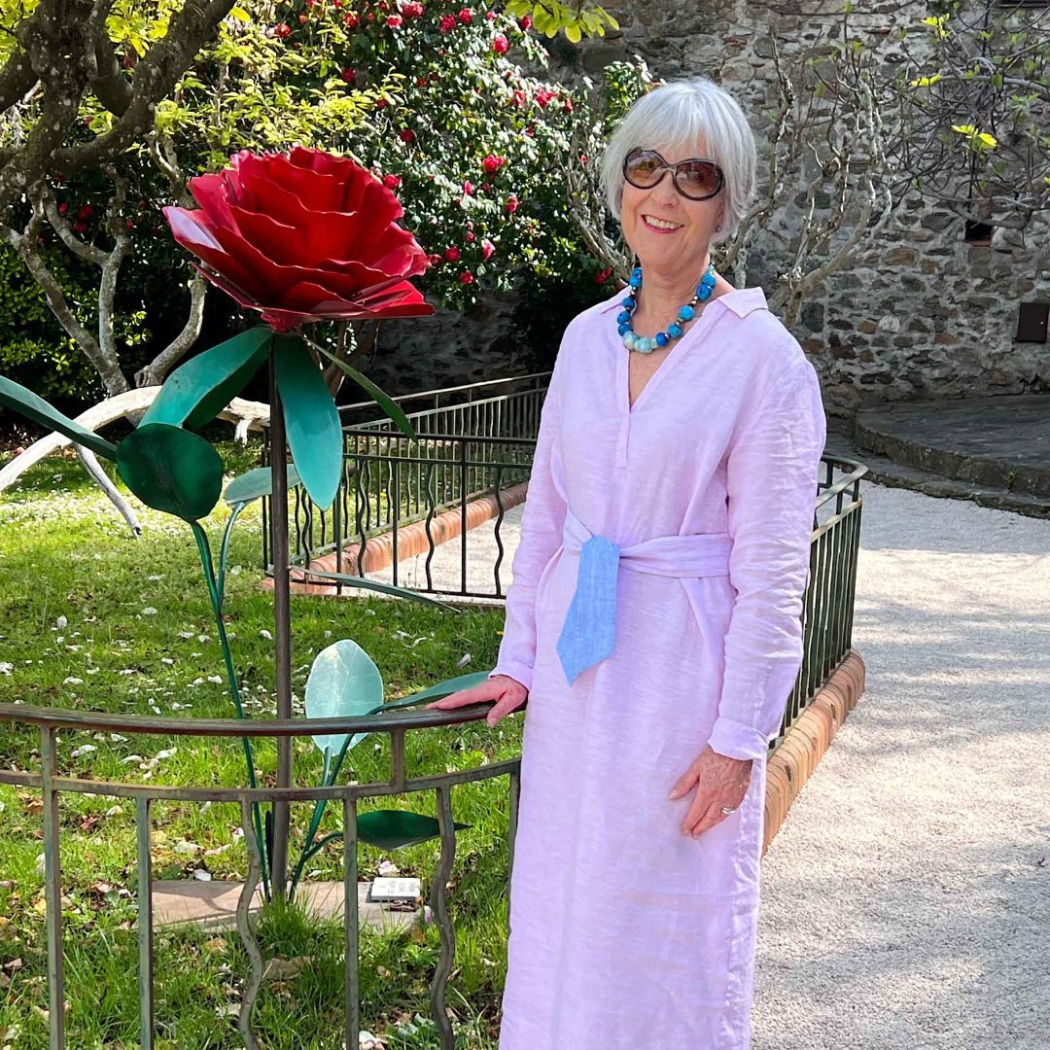 Jak się ubrać na wesele po 50.? Oto najlepsze pomysły na stylizacje dla dojrzałych pań